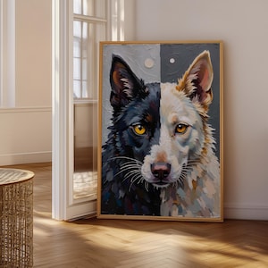 Może przedstawiać: Oprawiony obraz przedstawiający pysk psa, podzielony pionowo na czarne i białe połówki. Pies ma żółte oczy i jasnobrązową drewnianą ramę. Grafika jest wystawiona w dobrze oświetlonym pomieszczeniu z drewnianą podłogą.