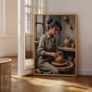 以下が含まれることがあります： 額縁に入った絵画で、女性がろくろで作業している様子が描かれています。彼女はエプロンを着て、粘土の壺を成形することに集中しています。この作品は、暖かくアースカラーの色使いで、木製のフレームに入っています。