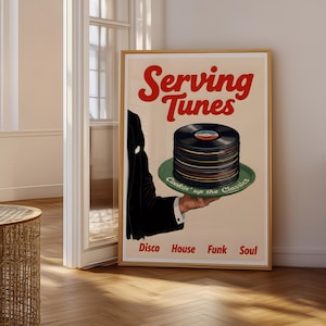 Puede incluir: Un póster enmarcado con el texto "Serving Tunes" en rojo, que presenta una pila de discos de vinilo sobre un plato verde sostenido por una persona con un traje negro. El póster también incluye las palabras "Disco House Funk Soul".