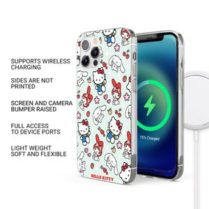 Puede incluir: Una funda transparente para tel&eacute;fono con un patr&oacute;n repetido de personajes de Hello Kitty sobre un fondo verde claro. La funda se muestra con un tel&eacute;fono que muestra una pantalla de carga. El texto en la funda dice "HELLO KITTY".