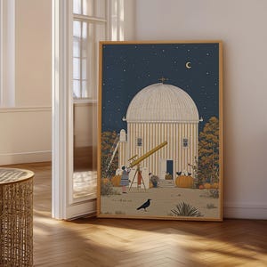 Puede incluir: Una lámina de arte enmarcada que representa un observatorio con techo de cúpula bajo un cielo nocturno azul oscuro estrellado con una luna creciente. Una persona usa un telescopio cerca de grandes calabazas naranjas, árboles y un cuervo negro.