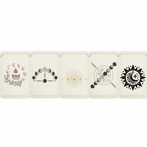 Peut inclure: Cinq plateaux rectangulaires avec des motifs célestes. Chaque plateau présente un design différent : un papillon avec des lunes, une phase de croissant de lune, un éclat de soleil, une phase de lune géométrique et un symbole soleil et lune. Les plateaux sont blanc cassé avec des accents noirs et dorés.