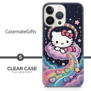 Puede incluir: Funda transparente para tel&eacute;fono con impresi&oacute;n completa en la parte posterior. El dise&ntilde;o presenta un gato de dibujos animados con un lazo rosa, sentado en una nube sobre un arco&iacute;ris. El fondo es un cielo nocturno azul oscuro con estrellas.
