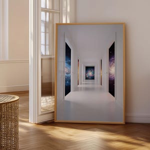 Puede incluir: Una impresión artística enmarcada representa un largo pasillo blanco con puertas que revelan galaxias coloridas. La obra de arte tiene un marco dorado y está apoyada contra una pared blanca. La habitación tiene un suelo de madera y una mesa auxiliar de mimbre.