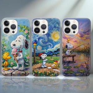 Könnte beinhalten: Drei Handyhüllen mit farbenfrohen Snoopy- und Woodstock-Designs. Eine Hülle zeigt Snoopy mit einem Eis, eine andere beim Baseballspielen und die dritte beim Angeln. Die Hüllen haben einen transparenten Rand und ein glänzendes Finish.