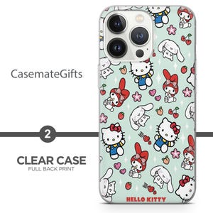 Puede incluir: Funda transparente para tel&eacute;fono con impresi&oacute;n completa en la parte posterior con Hello Kitty y otros personajes de dibujos animados sobre un fondo verde claro. La funda tiene un patr&oacute;n repetido de corazones, flores y cerezas. El texto "HELLO KITTY" est&aacute; en la parte inferior.