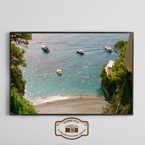 Stampa della spiaggia di Positano, decorazione murale della Riviera italiana, fotografia di barche oceaniche, download digitale, decorazioni estive costiere, foto di viaggio in Italia, 35 mm