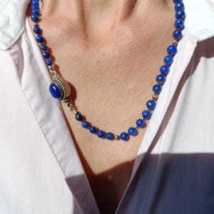 Collana di perle di Lapislazzuli e Argento 925 Sterling. con chiusura in Argento 925 Sterling e Lapislazzuli cabochon.