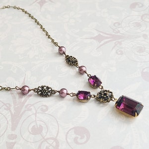 Collier en verre améthyste pour l'âge de la dorure, bijoux historiques du XIXe siècle, bijoux cadeau, collier violet, collier de fleurs, perles roses, fleurs