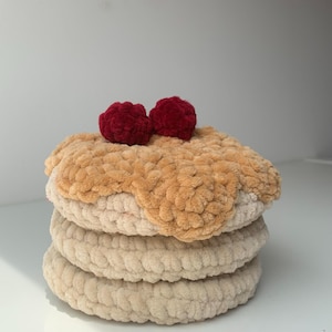 Pluche gehaakt pannenkoekpatroon – schattige stapel amigurumi met siroop en bessen – digitale pdf-tutorial