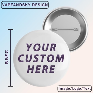 Puede incluir: Un botón redondo blanco con el texto "YOUR CUSTOM HERE" en morado. El botón tiene 25 mm de diámetro. La parte posterior del botón es plateada. También se ve el texto "VAPEANDSKY DESIGN" e "Image/Logo/Text".