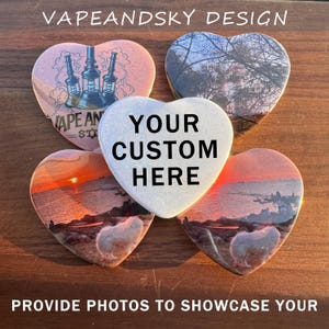 Puede incluir: Posavasos en forma de corazón con varios diseños. Un posavasos presenta un diseño de vape, otro una escena de ramas de árboles, y otros dos muestran una puesta de sol con un perro blanco. El posavasos central tiene el texto "YOUR CUSTOM HERE". El texto superior dice "VAPEANDSKY DESIGN".