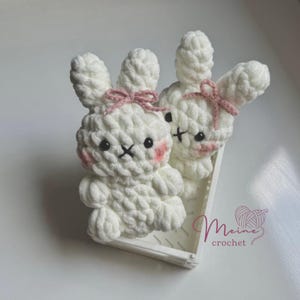 Coelho de pelúcia fofo de crochê de veludo – Coelho amigurumi feito à mão com laço – Coelho de crochê feito à mão