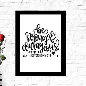 Puede incluir: Arte de pared imprimible en blanco y negro con el texto "be strong & courageous." y "DEUTERONOMY 31:6" en un marco negro.