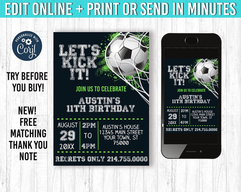 Op de afbeelding: Een verjaardagsuitnodiging met een voetbalthema, met de tekst "Let's Kick It!" en een voetbalafbeelding. De uitnodiging bevat evenementdetails en een bijpassende mobiele telefoonweergave. Het ontwerp is zwart, wit en groen.