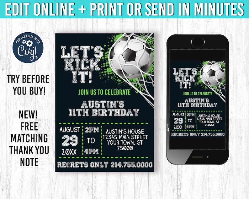 Op de afbeelding: Digitale uitnodiging voor Austin's 11e verjaardag, met een voetbalafbeelding en de tekst "Let's Kick It!". De uitnodiging bevat evenementdetails en wordt getoond op een gedrukte kaart en een smartphone.