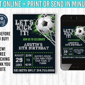 Op de afbeelding: Een verjaardagsuitnodiging met een voetbalthema, met de tekst "Let's Kick It!" en een voetbalafbeelding. De uitnodiging bevat evenementdetails en een bijpassende mobiele telefoonweergave. Het ontwerp is zwart, wit en groen.