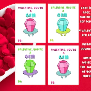 Puede incluir: Cuatro tarjetas de San Valentín con un diseño de anillo de gema. Cada tarjeta tiene el texto "VALENTINE, YOU'RE A GEM" y un espacio para escribir "PARA:". Las tarjetas están sobre un fondo rojo con un cuenco de corazones rojos.