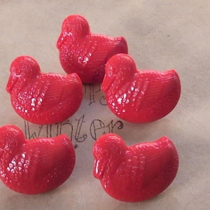 Nr 58 Guziki szklane vintage, guziki dziecięce, 5 sztuk, czerwone kaczki, 18 x 15 mm, Neugablonz