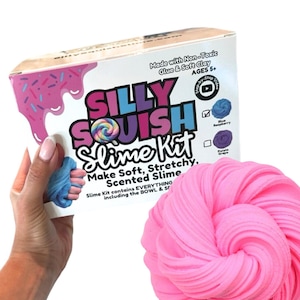 Può includere: Un kit di slime rosa con le parole "Silly Squish Slime Kit" sulla scatola. Il kit include tutto il necessario per creare slime morbido, elastico e profumato. La scatola include anche un video passo dopo passo.