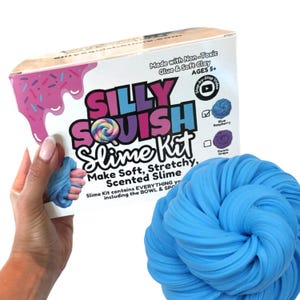 Può includere: Un kit di slime blu con le parole "Silly Squish Slime Kit" sulla scatola. Il kit include tutto ciò di cui hai bisogno per creare slime morbido, elastico e profumato. La scatola contiene anche un video passo dopo passo su come creare lo slime.