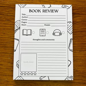 Pode incluir: Uma folha branca de revisão de livro com texto e ilustrações pretas. A folha inclui seções para título, autor, gênero, páginas, datas de início e término e um espaço para pensamentos e comentários. Inclui ilustrações de um livro, e-reader e fones de ouvido.