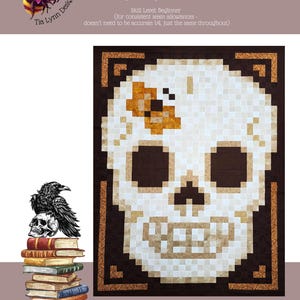 Può includere: Una trapunta con un disegno a teschio, con un teschio pixelato nelle tonalità del bianco, marrone e oro. Le dimensioni del plaid sono 122 cm x 163 cm. Il design include un corvo e un teschio su una pila di libri. Il testo recita "Echo of Bone" di Tiffany Newton.