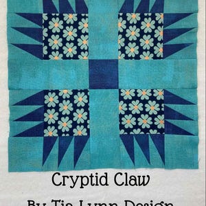 Op de afbeelding: Een vierkant quiltblok met een turquoise achtergrond en een centraal ontwerp met een donkerblauw klauwachtig patroon. De middelste vierkanten tonen een bloemenpatroon met lichtblauwe bloemen en oranje centra. Tekst luidt "Cryptid Claw By Tia Lynn Design."