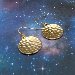 Handmade Gold Tone Drop Earrings – Hammered Texture – Lightweight Dangle Jewelry – Gift for Her – Elegant Everyday Accessory