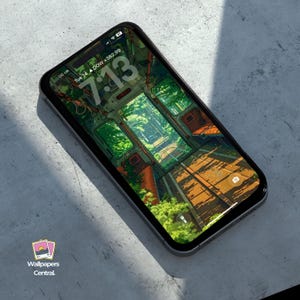 Può includere: Uno smartphone con cornice nera mostra uno sfondo digitale di un interno di treno con vista su alberi verdi. L'ora 7:13 è visibile sullo schermo. Il telefono è angolato su una superficie grigio chiaro.