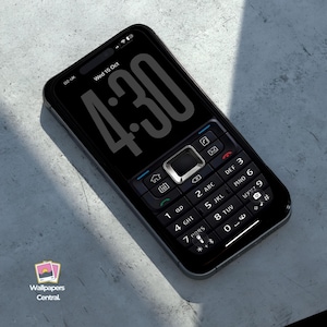 Könnte beinhalten: Ein schwarzes Smartphone mit klassischem Tastaturdesign, das die Uhrzeit 4:30 Uhr auf dem Bildschirm anzeigt. Das Telefon hat einen silbernen Rahmen und eine schwarze Tastatur mit weißer Beschriftung. Der Text "Wallpapers Central" ist enthalten.