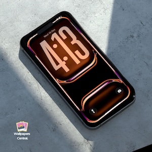 Puede incluir: Un smartphone negro que muestra la hora 4:13 en un fondo marrón oscuro. El teléfono tiene una funda negra y está inclinado sobre una superficie gris. La fecha, miércoles 15 de octubre, se muestra en la parte superior. El logotipo de Wallpapers Central está en la esquina inferior izquierda.