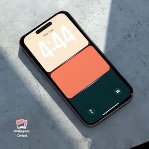 Puede incluir: Un smartphone con una pantalla colorida que presenta un esquema de color beige, naranja y verde oscuro. La pantalla muestra la hora 4:44 y la fecha Mié 7 Ene. El teléfono tiene un marco negro y un logotipo de Wallpapers Central.