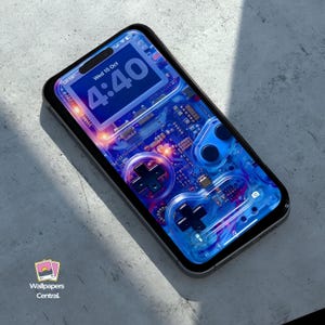 Puede incluir: Un smartphone con marco negro muestra un fondo de pantalla azul y morado con temática de juegos. El fondo de pantalla presenta un diseño de placa de circuito con un diseño de controlador. La pantalla muestra la fecha y hora: Mié 15 Oct 4:40. El teléfono está sobre una superficie gris.