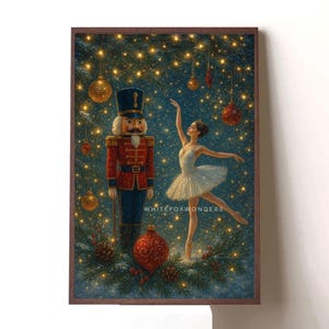 Może przedstawiać: Oprawiony wydruk przedstawiający świąteczną scenę z dziadkiem do orzechów i baletnicą. Dziadek do orzechów ma czerwono-niebieski mundur, a baletnica białą tutu. Tło to gwiaździsta noc z ozdobami świątecznymi i tekstem "WHITEFOXWONDERS".