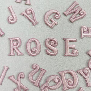 Adesivo de letras rosa com 26 peças, adesivo de A a Z, para passar a ferro em roupas, tecidos, sapatos, bolsas, bordados, presentes artesanais