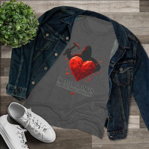 Maglietta divertente da donna in triblend - "In caso di pericolo ti spezzerò il cuore" - Regalo per lei, abbigliamento casual carino, maglietta umoristica, maglietta con stampa a forma di cuore