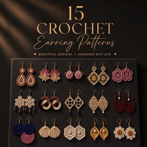 Puede incluir: Una colección de 15 pares de pendientes de ganchillo expuestos sobre un tablero oscuro. El texto dice 15 CROCHET Earring Patterns BEAUTIFUL DESIGNS HANDMADE WITH LOVE. Los pendientes presentan diversas formas, como flores, patrones geométricos y conchas en colores como rosa, marrón, azul y crema.