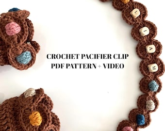 Patrón de crochet para sujetar un chupete con forma de palomitas de maíz marrones con videotutorial (descarga en PDF). Regalo para recién nacidos, ideas para baby shower.