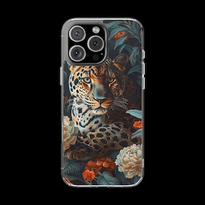 Könnte beinhalten: Transparente Handyhülle mit einer detaillierten Illustration eines Leoparden inmitten von Blättern und Blumen. Der Leopard hat ein geflecktes Fell und einen fokussierten Blick. Das Design umfasst orangefarbene und cremefarbene Blumen auf dunklem Hintergrund.