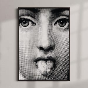 Poster stampabile in stile Fornasetti – Volto surreale con lingua – Arte in bianco e nero a mezzitoni – Download immediato