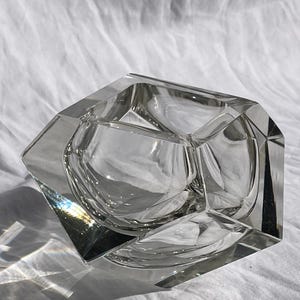 Gefacetteerde asbak van helder glas, een prachtig voorbeeld van Muranoglaskunst.