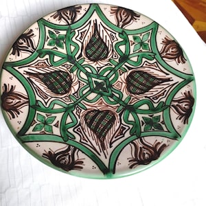 Precioso plato de cerámica hecho y pintado a mano, creado por Domingo Punter, ceramista tradicional de Teruel, Aragón, España.