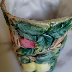 Bassano Ceramics - Italiaanse Barbotine vaas met fruitmotief