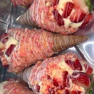 Best Recipe for Strawberry Crunch Cheesecake Cones recipe download easy recipe family recipe book family recipe