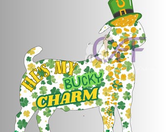 Puede incluir: Ilustración caprichosa de una cabra, adornada con elementos temáticos del Día de San Patricio. La cabra está cubierta de tréboles y monedas de oro, y lleva un sombrero verde con una herradura dorada. El texto en la cabra dice "He's My Bucky Charm."
