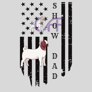Può includere: Un design grafico con una capra bianca con la testa marrone e un cane, su uno sfondo di bandiera americana usurata. Il testo recita "SHOW DAD" in verticale, con le parole "CULVER FARM" visibili.
