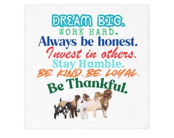 Puede incluir: Un textil cuadrado blanco con el texto DREAM BIG, WORK HARD, Always be honest, Invest in others, Stay Humble, BE KIND, BE LOYAL, Be Thankful en varios colores y fuentes, con una fila de cinco cabras de diferentes razas en la parte inferior.
