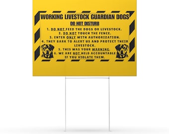 Puede incluir: Un letrero amarillo con texto negro y un gráfico de perro. El letrero dice "WORKING LIVESTOCK GUARDIAN DOGS DO NOT DISTURB" seguido de seis reglas. El letrero está montado en una estaca de metal.