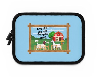 Puede incluir: Una funda azul para portátil con cremallera y ribete negros. La funda presenta una ilustración de dibujos animados de cabras en un pastizal con un granero rojo y el texto "Live like you left the gate open!"
